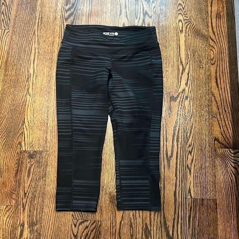 OLD NAVY Active Fitted Capri Leggings